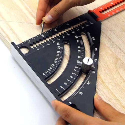 Règle de traçage pour menuiserie.